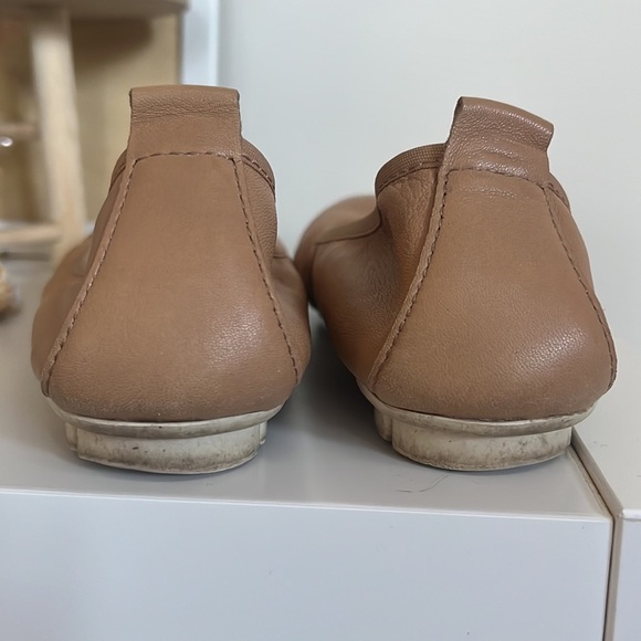 VERY Soft leather Born Ballet flats. Size 7 - Picture 4 of 9